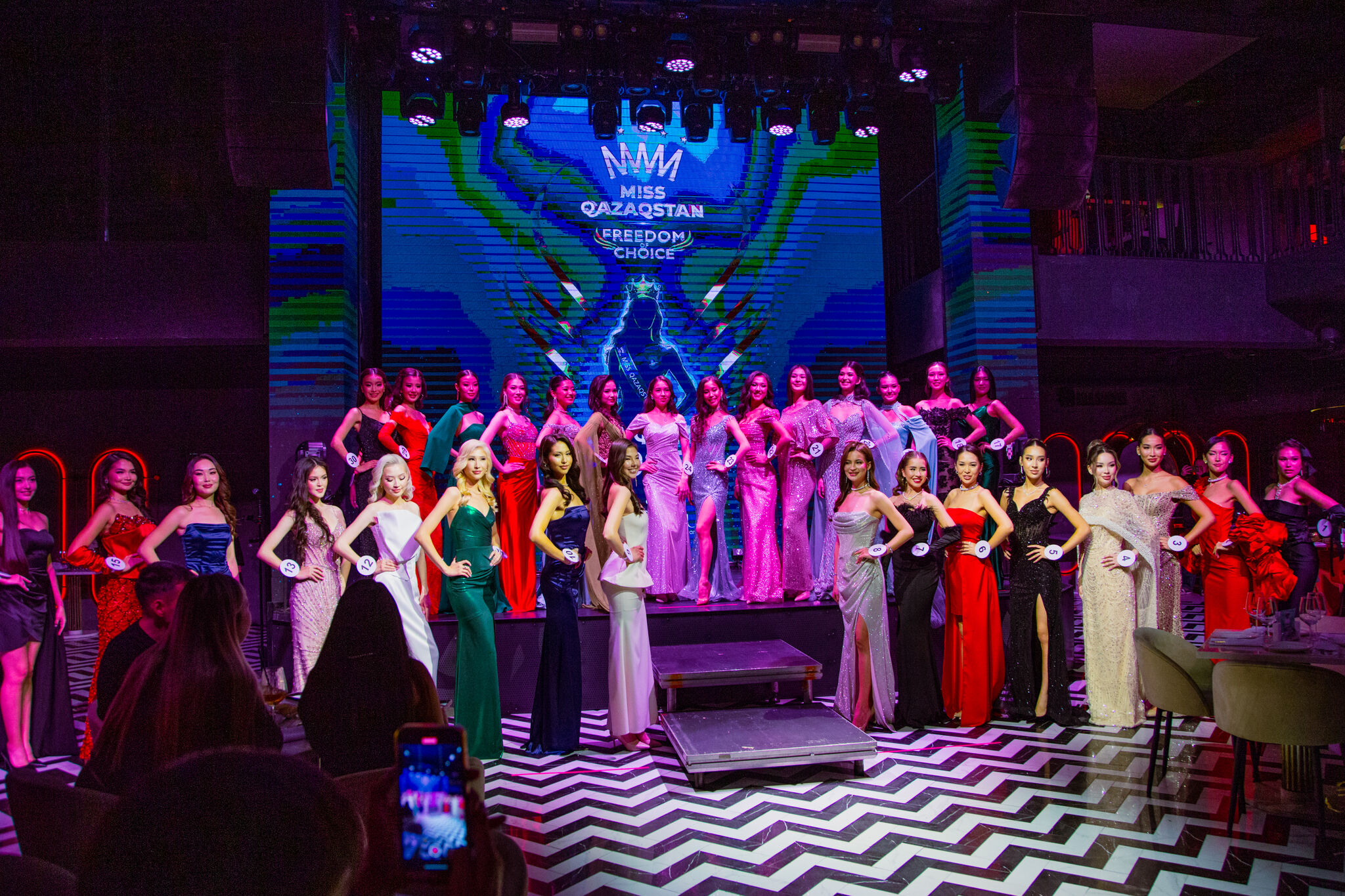 Красавицы меняют место встречи