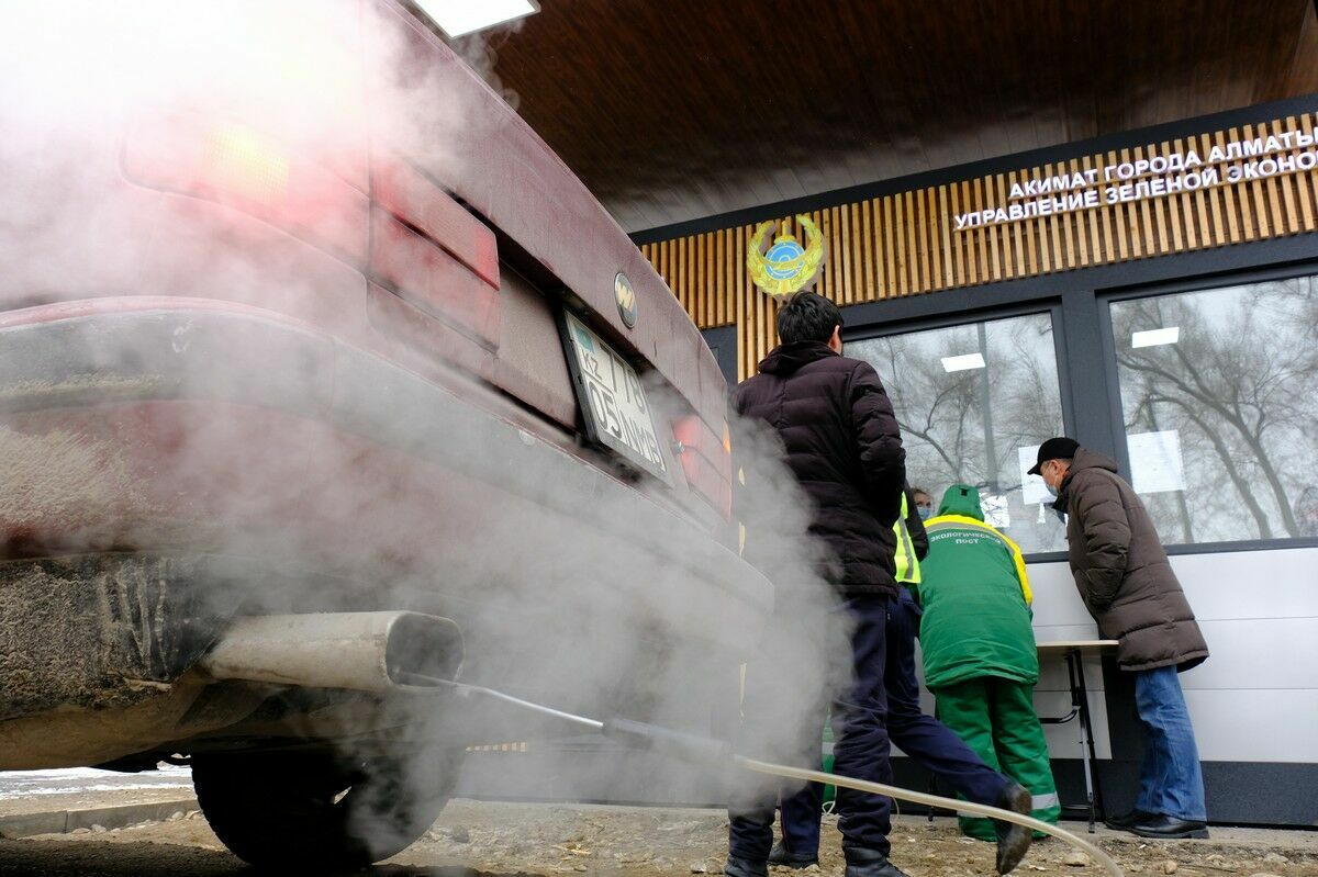 Автомобили проверили на вредные выбросы в Алматы