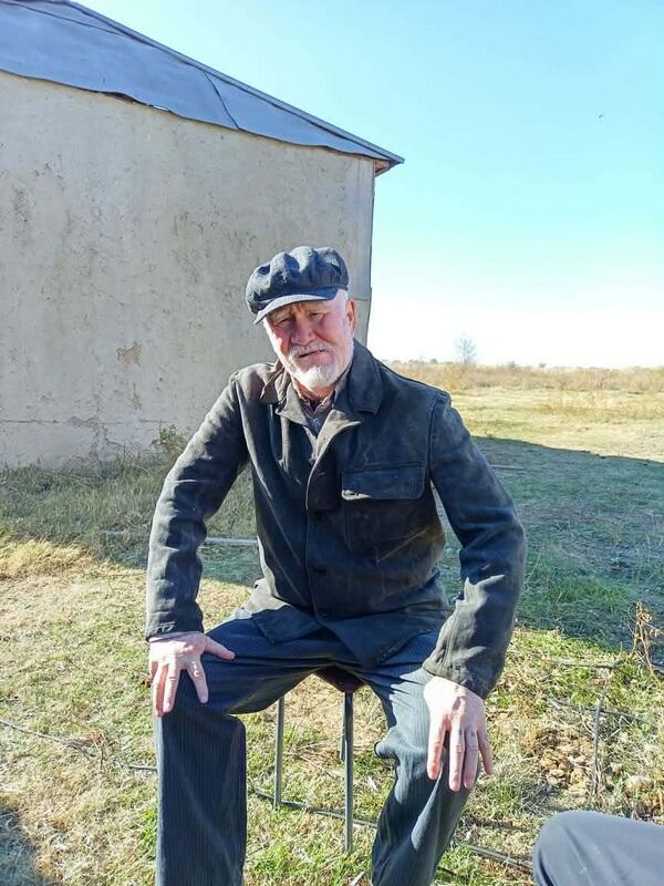 Розовый костюм  с красной шляпой – Фото №6