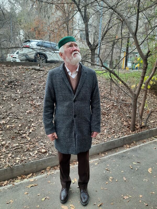 Розовый костюм  с красной шляпой – Фото №5