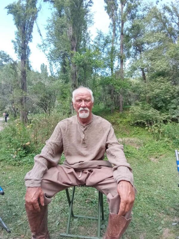 Розовый костюм  с красной шляпой – Фото №2