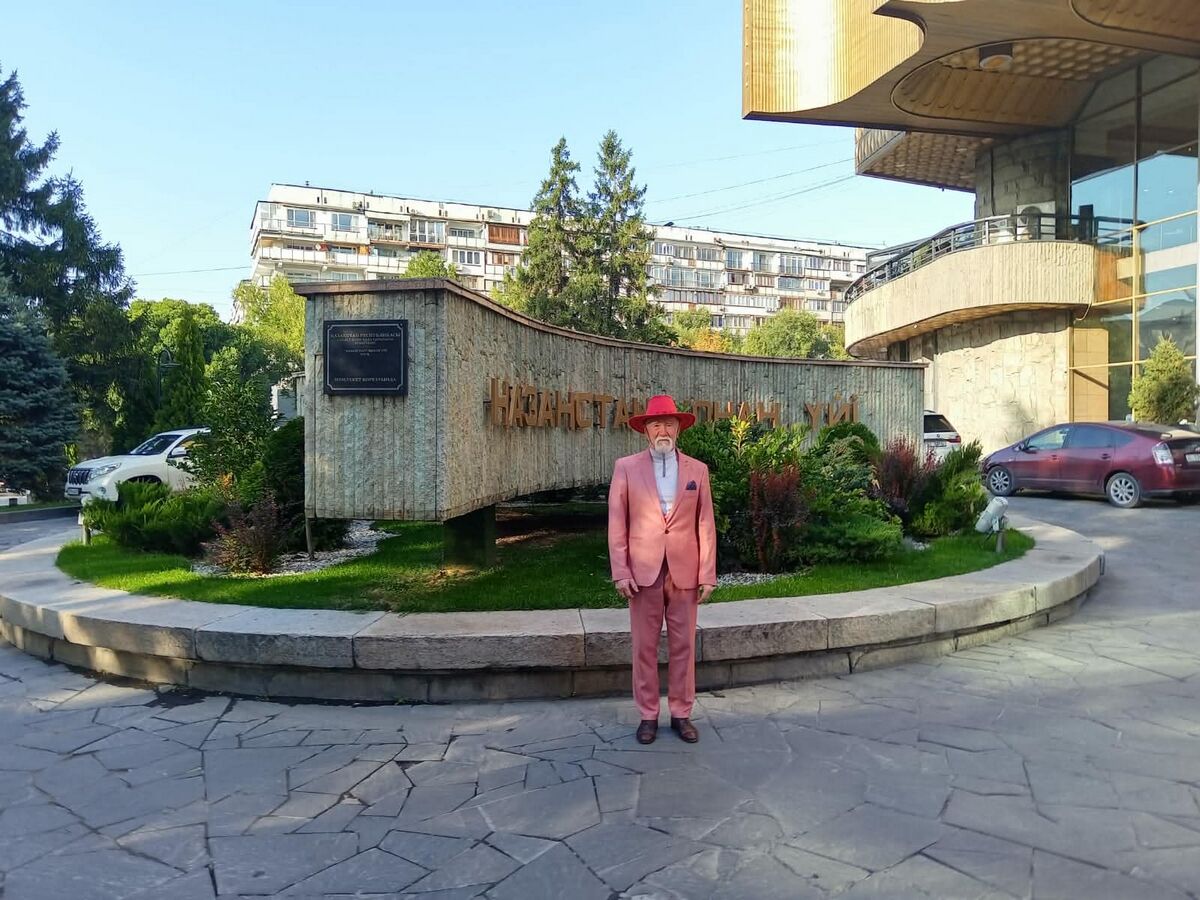 Розовый костюм  с красной шляпой – Фото №1