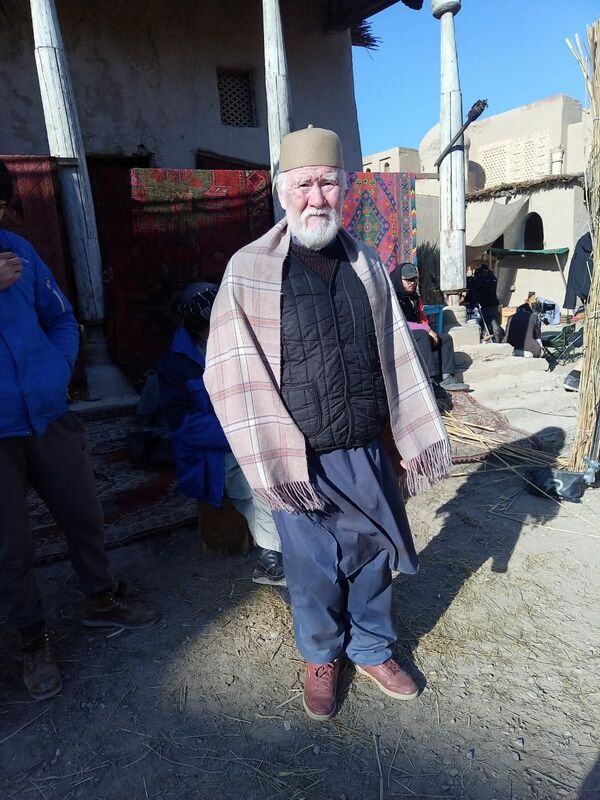 Розовый костюм  с красной шляпой – Фото №3