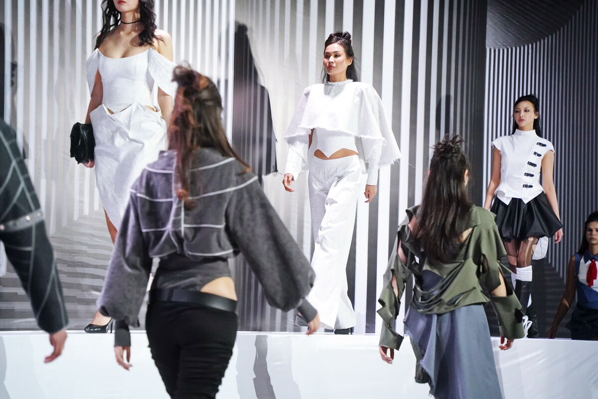 Новый чёрный и костюм из ковра – Фото №15