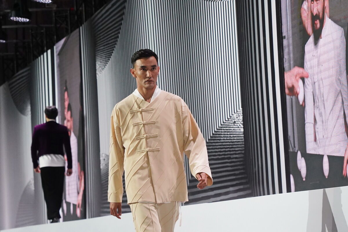 Новый чёрный и костюм из ковра – Фото №7