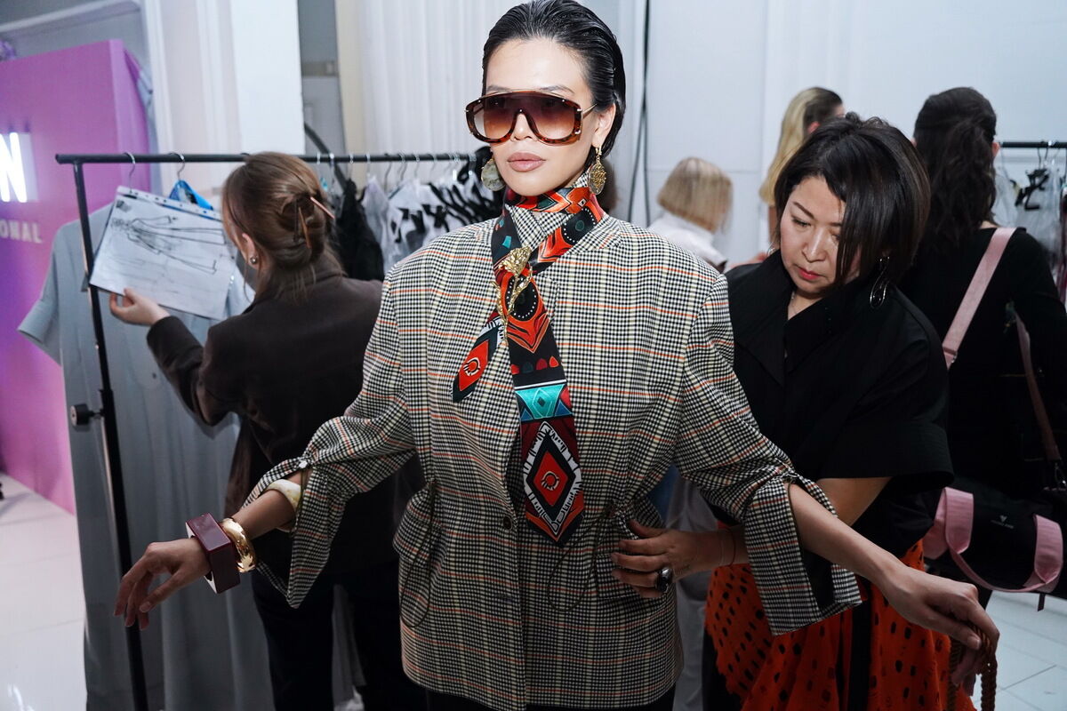 Новый чёрный и костюм из ковра – Фото №18