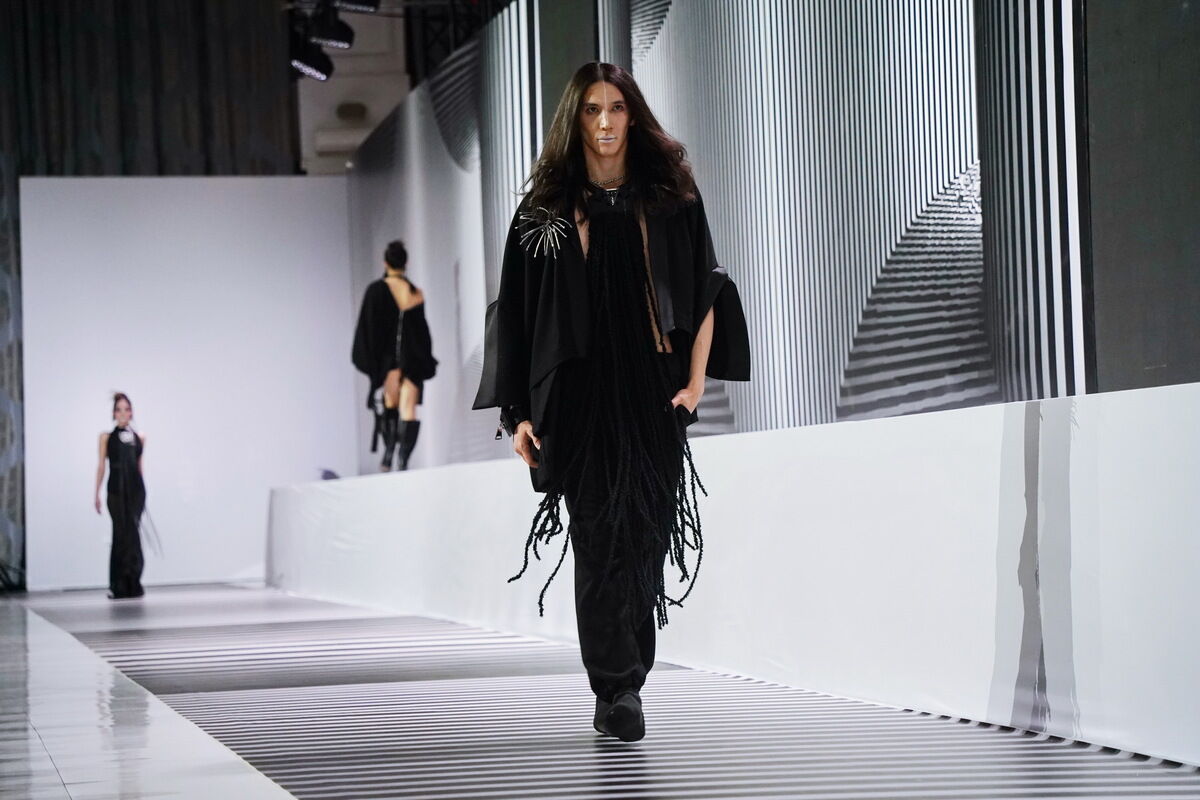 Новый чёрный и костюм из ковра – Фото №11