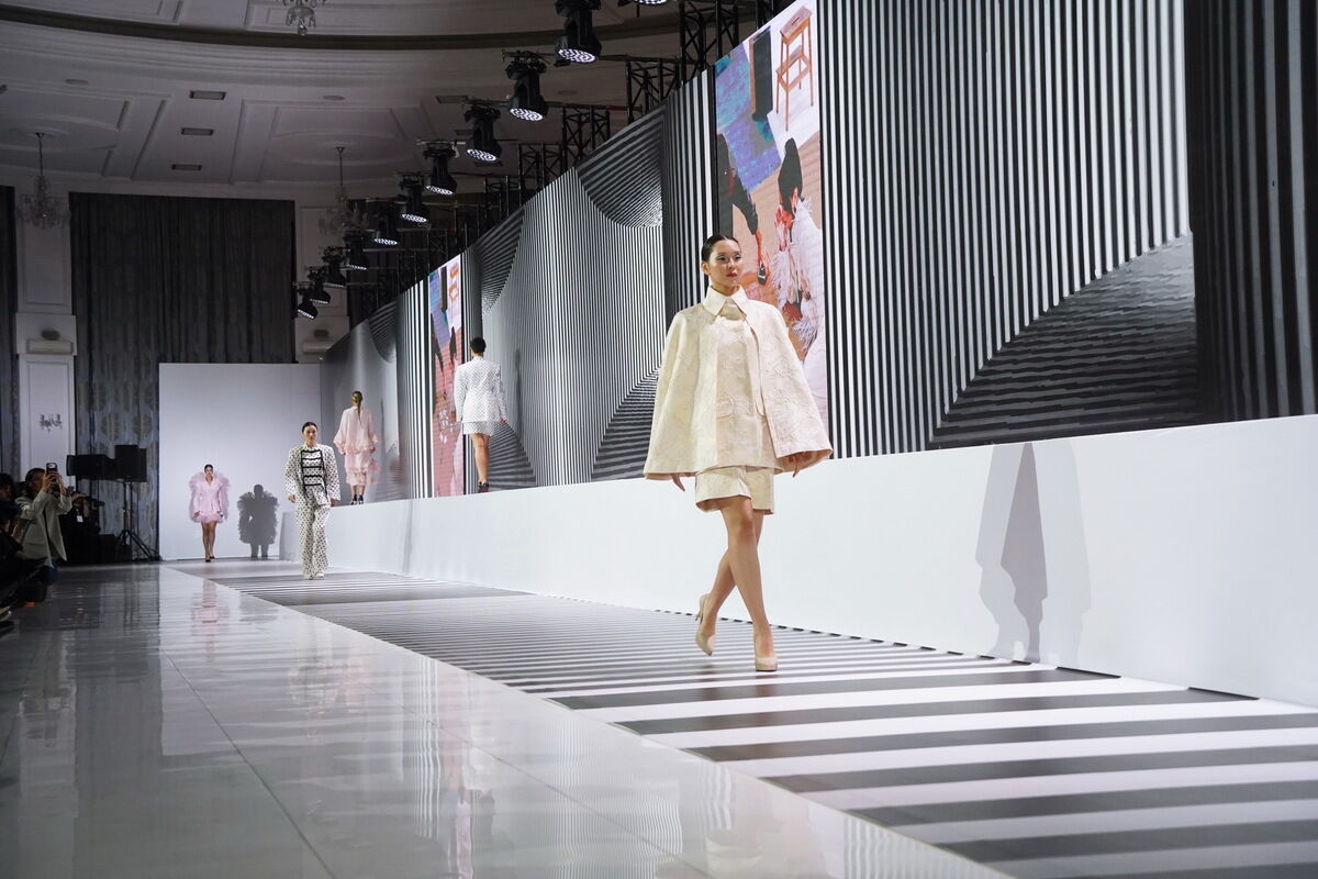 Новый чёрный и костюм из ковра – Фото №8