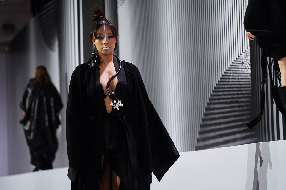 Новый чёрный и костюм из ковра – Фото №10