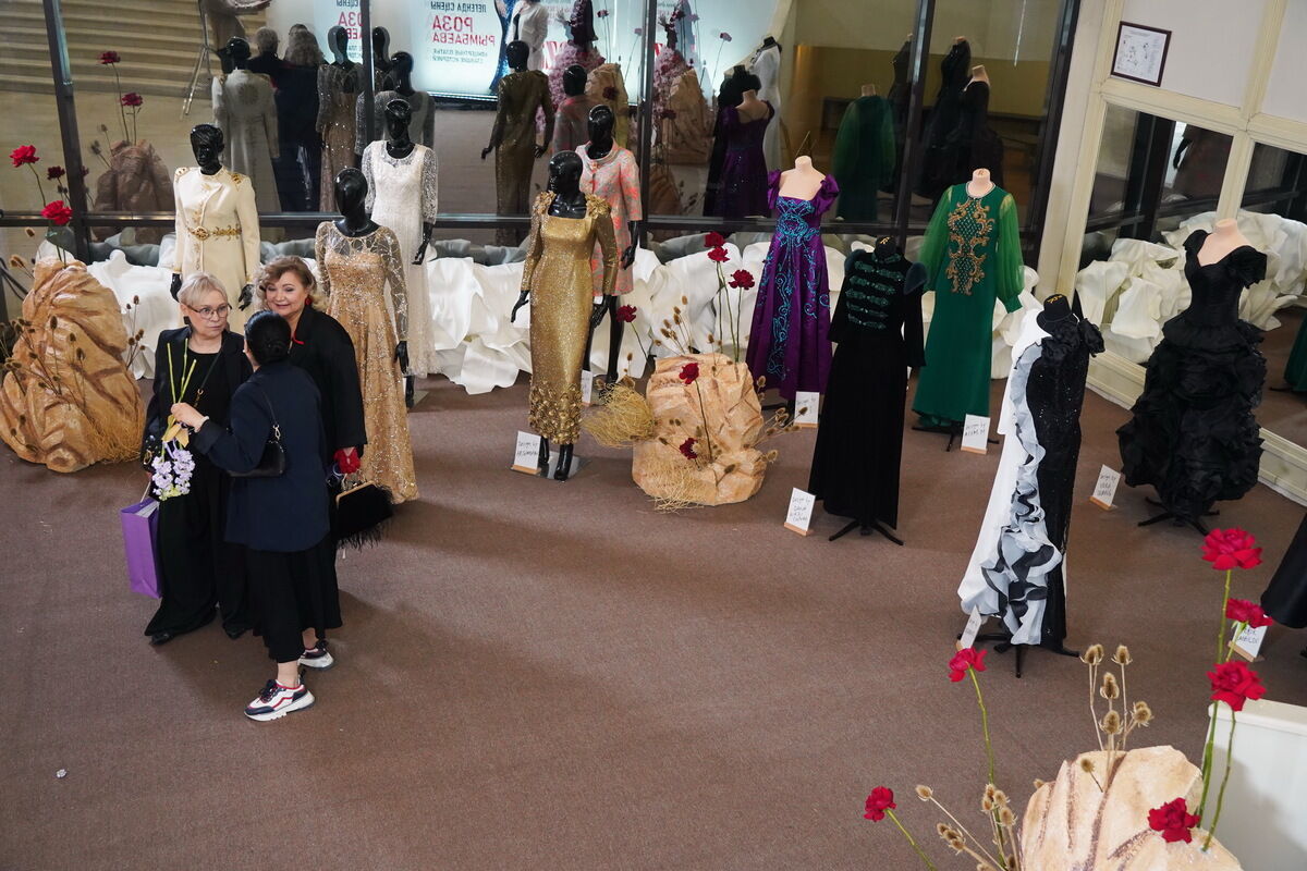 Новый чёрный и костюм из ковра – Фото №5