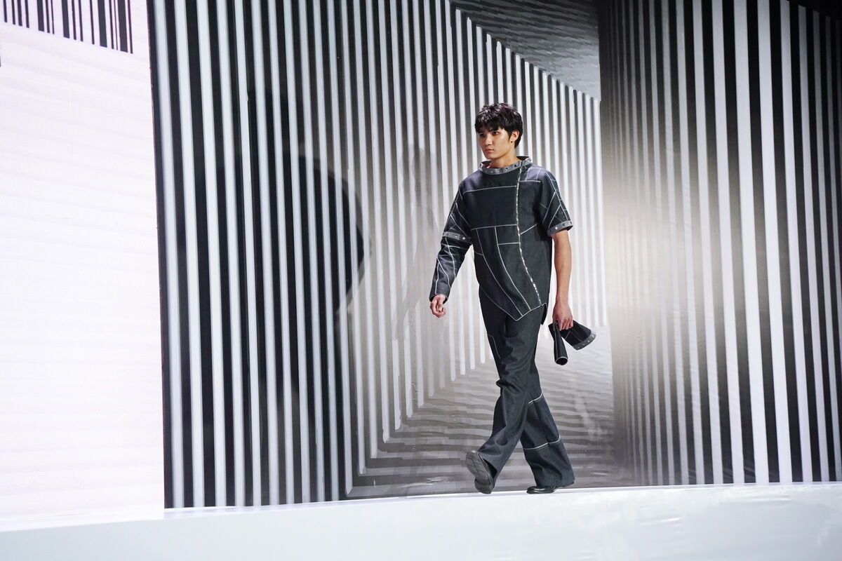 Новый чёрный и костюм из ковра – Фото №14