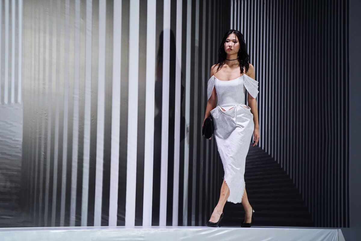 Новый чёрный и костюм из ковра – Фото №12