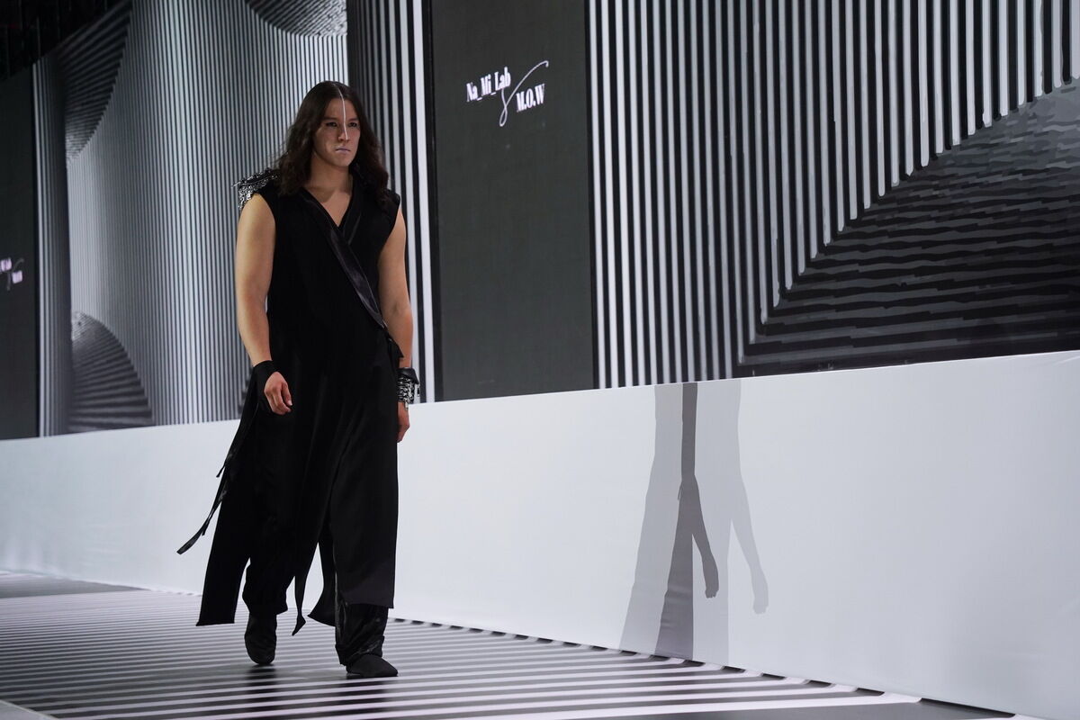 Новый чёрный и костюм из ковра – Фото №9