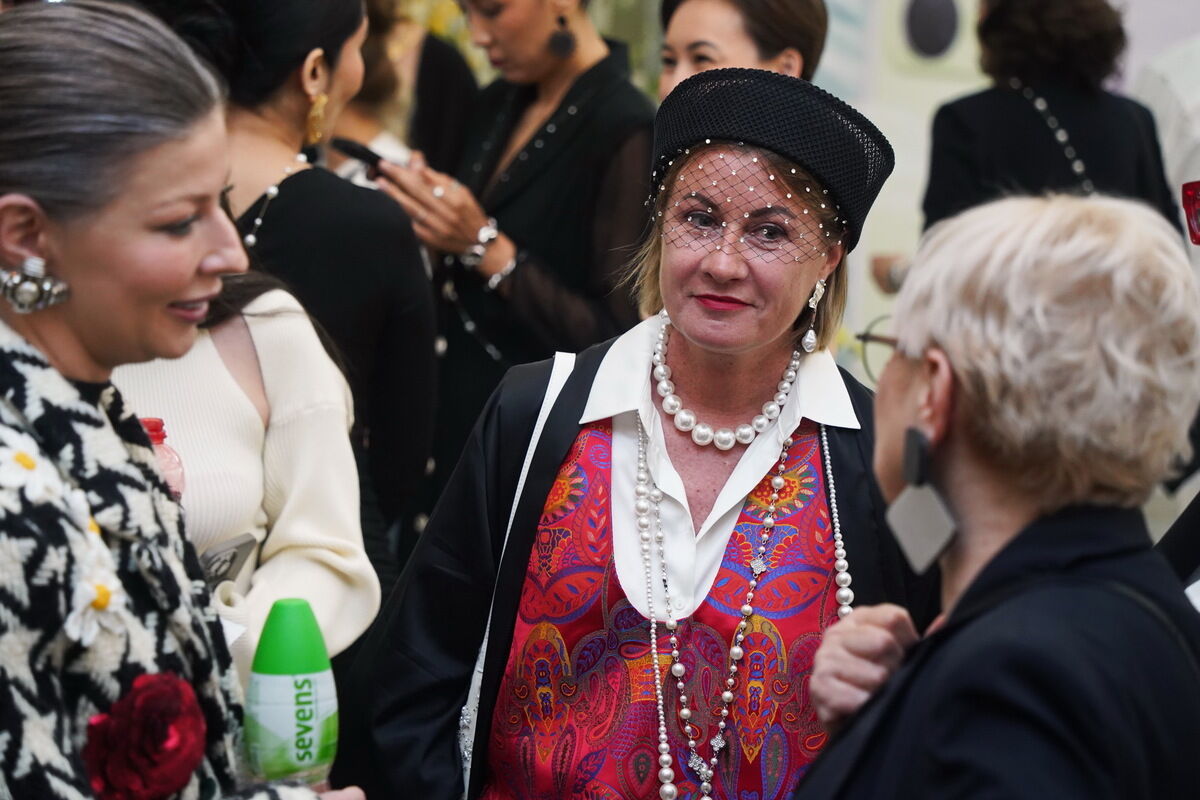 Новый чёрный и костюм из ковра – Фото №2