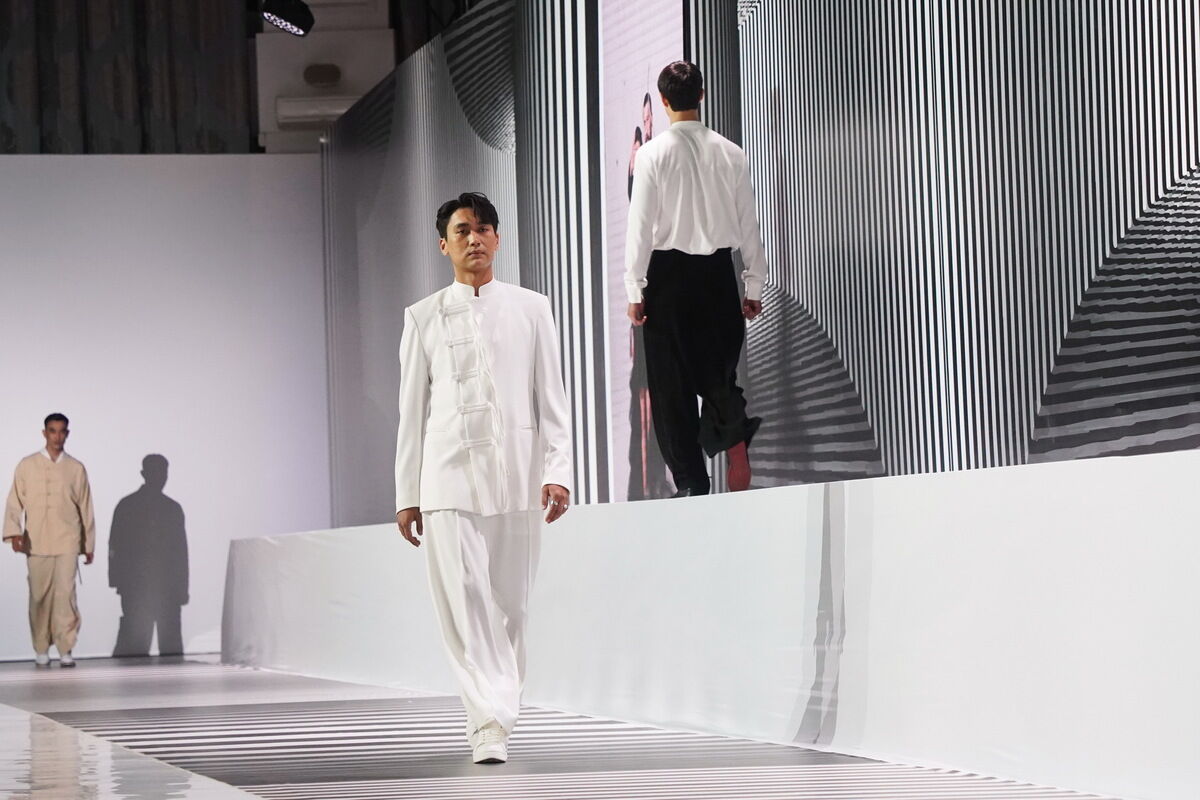 Новый чёрный и костюм из ковра – Фото №6