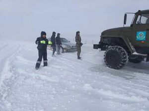 Опять метель, и мается водитель в темноте