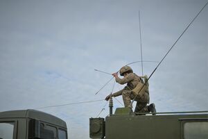 И в дождь, и в грязь проводят связь