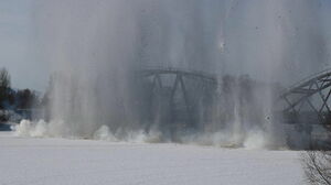 Лёд вздрогнул и... тронулся