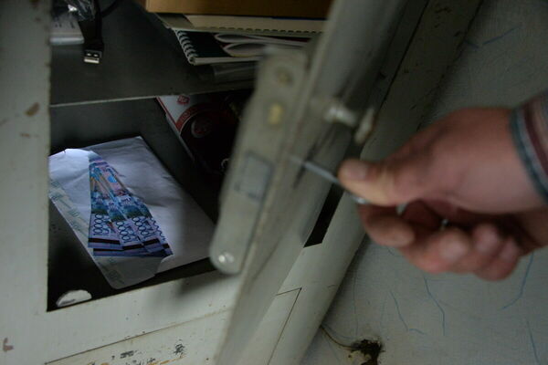 Дают - беги!