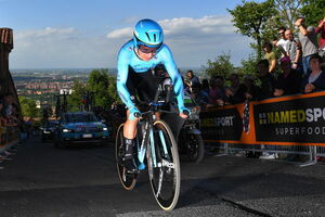 Супермен дышит в спину Акуле