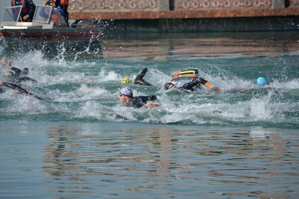 Железные люди  в холодной воде