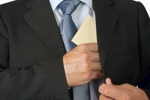 Погорел на взятке