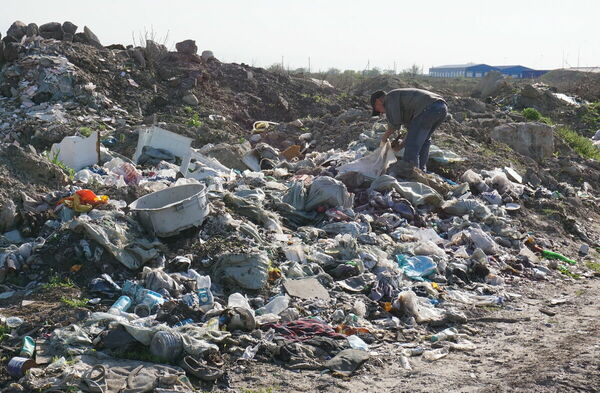 Закопались в мусоре