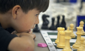 Равнение  на молодых