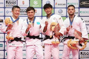 Два Елдоса  на пьедестале