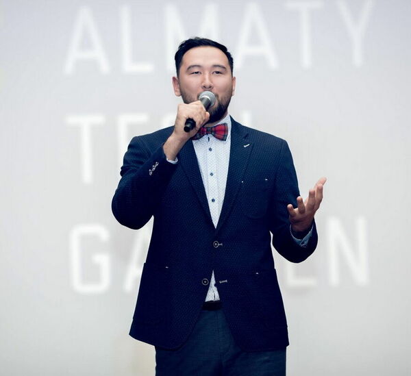 Небо. Самолёт. Девушка