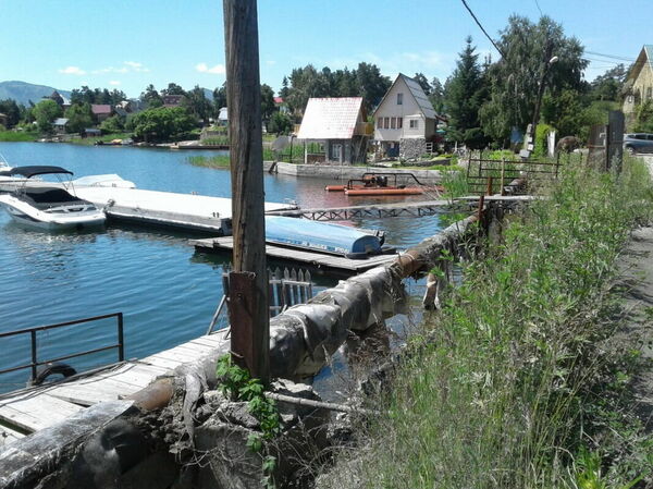 Голубой залив становится коричневым