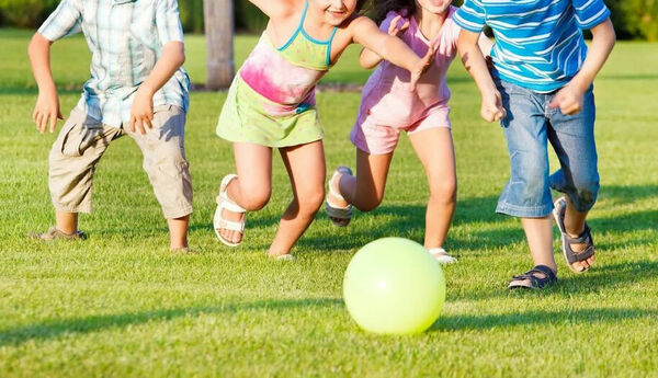 Уронили дети мячик