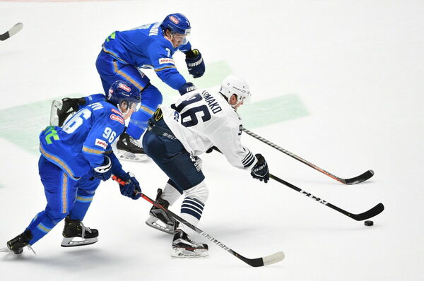 Проиграли и вышли  на первое место