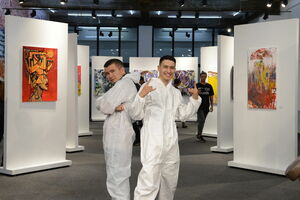 За мольбертом не сидят