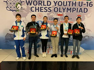 Остановились в шаге от пьедестала