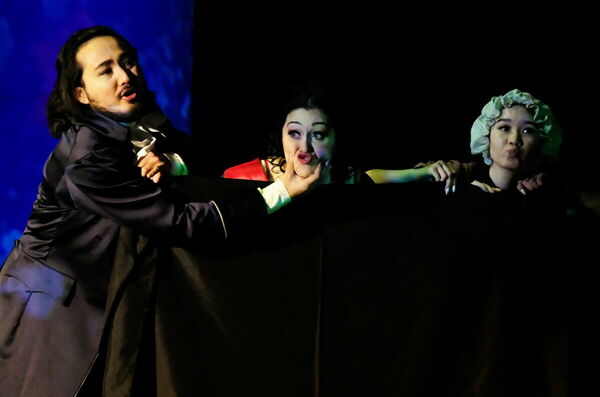 Даже стариков играет молодёжь