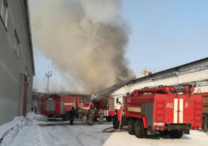 Кровля складских помещений горит на территории маслозавода в Усть-Каменогорске