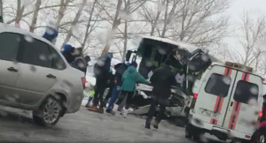 Восемь юных спортсменов пострадали при столкновении автобуса с грузовиком в ВКО