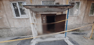 Тело мужчины с ножевым ранением нашли в подъезде жилого дома в Таразе