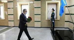 Токаев возложил цветы к стеле памяти сотрудников органов КНБ