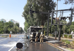 Автобус и рекламный щит сгорели в Алматы, пострадал водитель