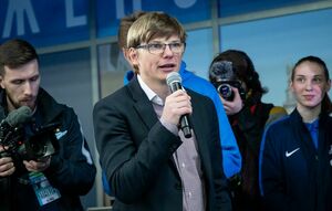 С поля - в кресло