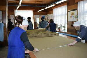 Белыми нитками