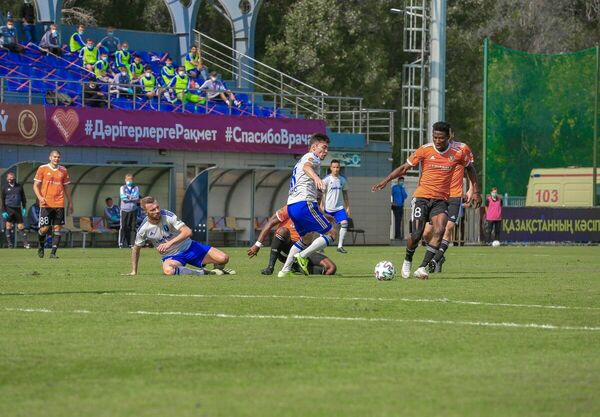 Фавориты  держат марку