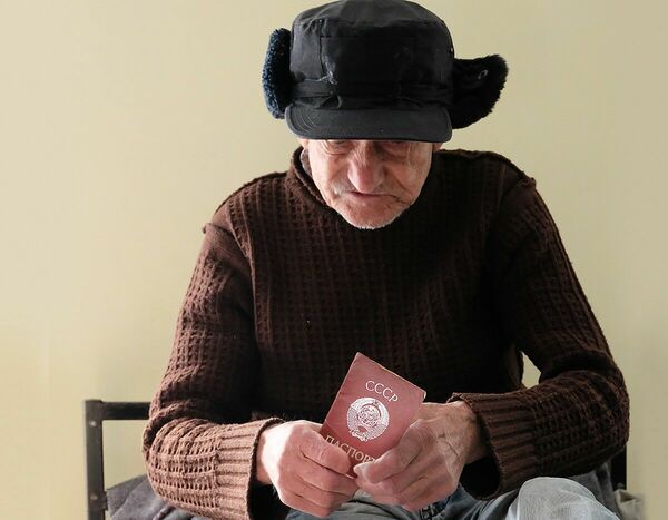 Я достаю  из широких  штанин...