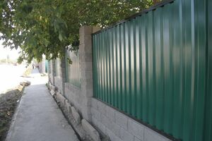 Спрячь за высоким забором трущобы...