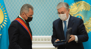 Токаев встретился с министром обороны России и наградил его орденом «Достык»