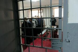 Чего изволите, сидельцы?