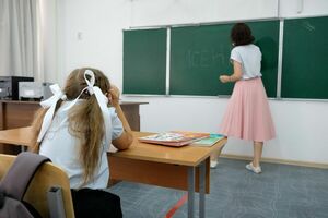 Учитель сбоку