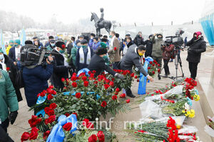 Представители политических партий возложили цветы к монументу Независимости в Алматы